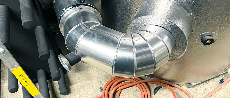 Codo de chapa y tuberías aisladas con Armaflex – detalle
