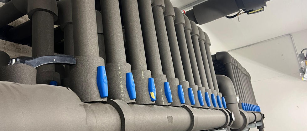 Aislamiento de frío con Armaflex en varias tuberías
