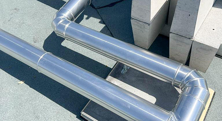 Weather-resistant outdoor insulation with metal jacket on the roof