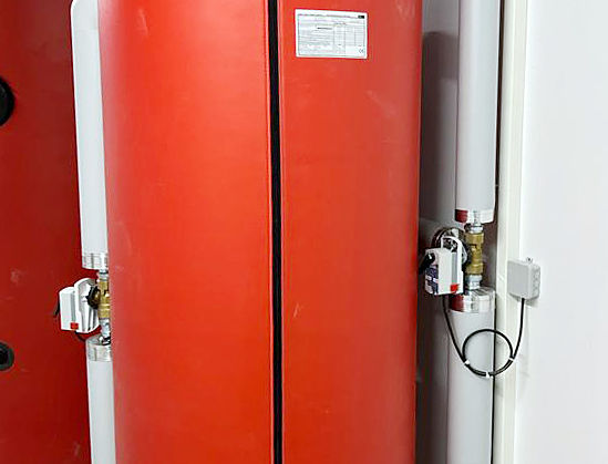 Isolierter Warmwasser- bzw. Pufferspeicher