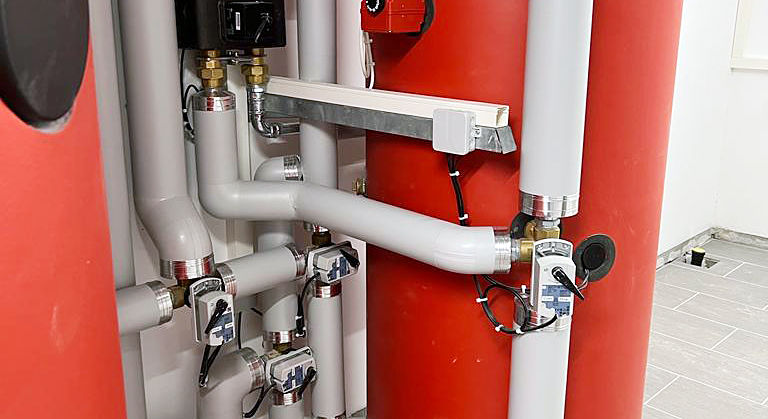 Isolierter Pufferspeicher mit sauber ausgeführten Anschlüssen