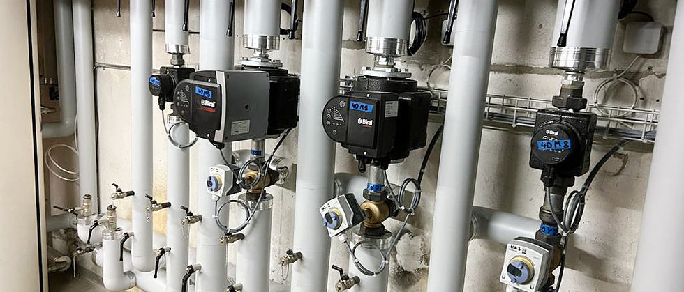 Heizungsverteiler mit Umwälzpumpen, weiss ummantelt