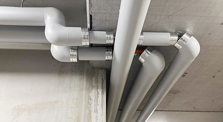 PVC-Ummantelung weisser Rohrleitungen